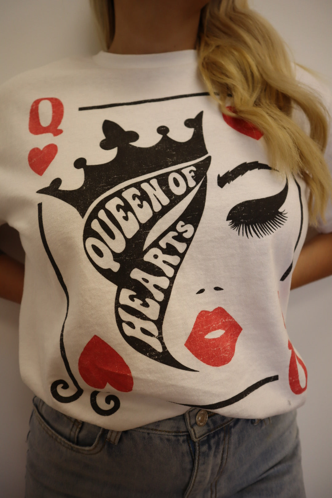 QUEEN OF HEARTS OVERSIZED GRAPHIC TEE